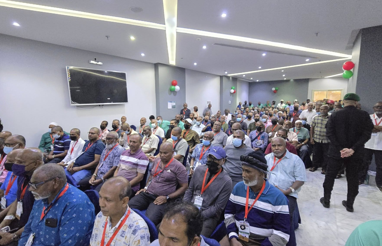 ރާއްޖެ އިން މި އަހަރު ހައްޖުގެ އަޅުކަމަށް ދިޔަ މީހުންނާ ރައީސް މުއިއްޒު މިއަދު ބައްދަލުކުރައްވަން ބޭއްވި ހަފުލާ އަށް ހާޒިރުވި މީހުން.---ފޮޓޯ: މޯލްޑިވްސް ހައްޖު މިޝަން