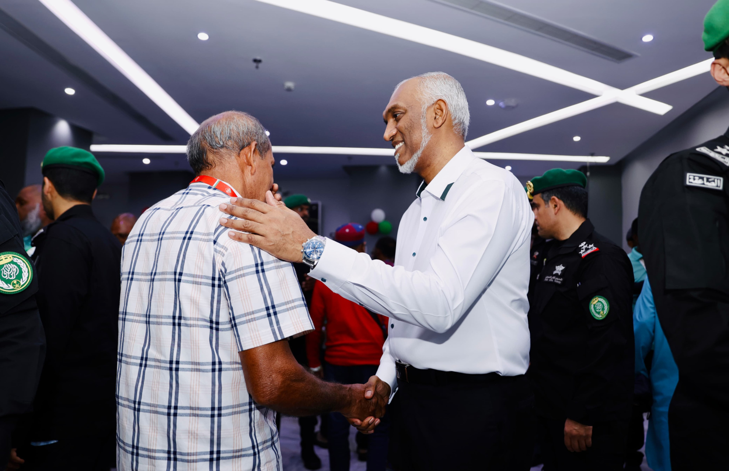 ރައީސް މުއިއްޒު މިއަދު ހަވީރު ދިވެހި ހައްޖުވެރިއަކާ ވާހަކަފުޅު ދައްކަވަނީ.---ފޮޓޯ: މޯލްޑިވްސް ހައްޖު މިޝަން