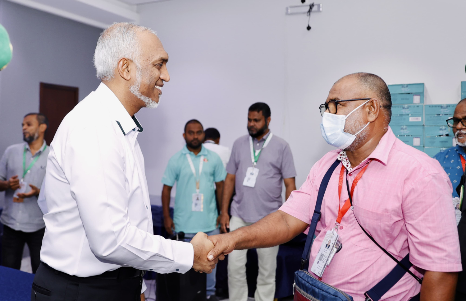 ރައީސް މުއިއްޒު މިއަދު ހަވީރު ދިވެހި ހައްޖުވެރިއަކާ ވާހަކަފުޅު ދައްކަވަނީ.---ފޮޓޯ: މޯލްޑިވްސް ހައްޖު މިޝަން