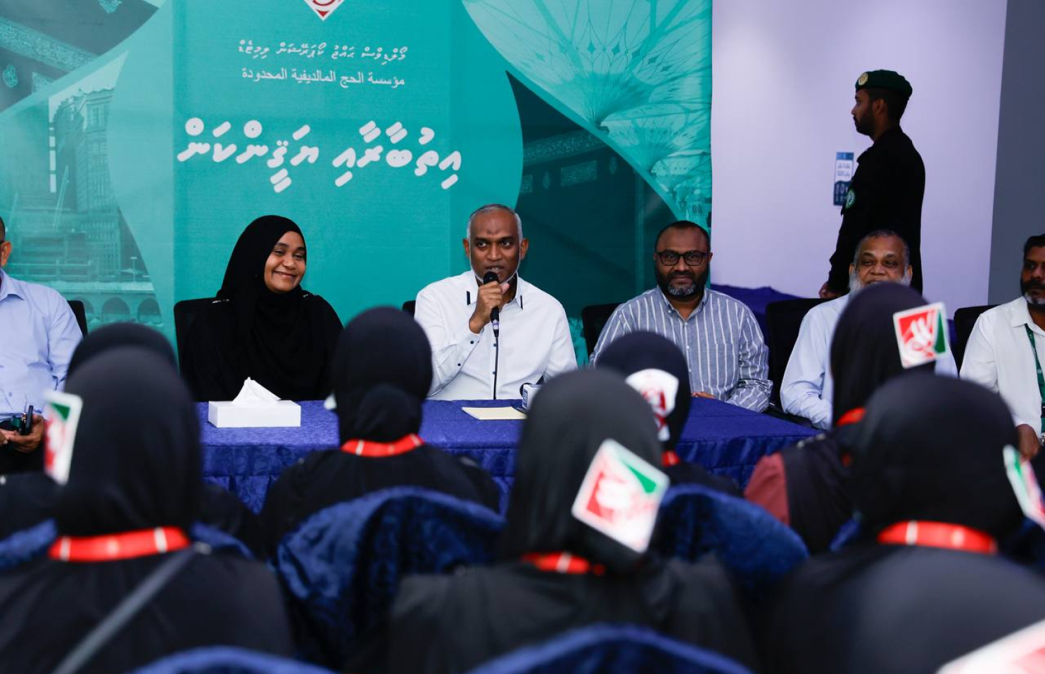 ރައީސް މުއިއްޒު މިއަދު ހަވީރު މައްކާގައި ދިވެހި ހައްޖުވެރިންނާ ބައްދަލުކުރައްވައި ވާހަކަފުޅު ދައްކަވަނީ.---ފޮޓޯ: މޯލްޑިވްސް ހައްޖު މިޝަން