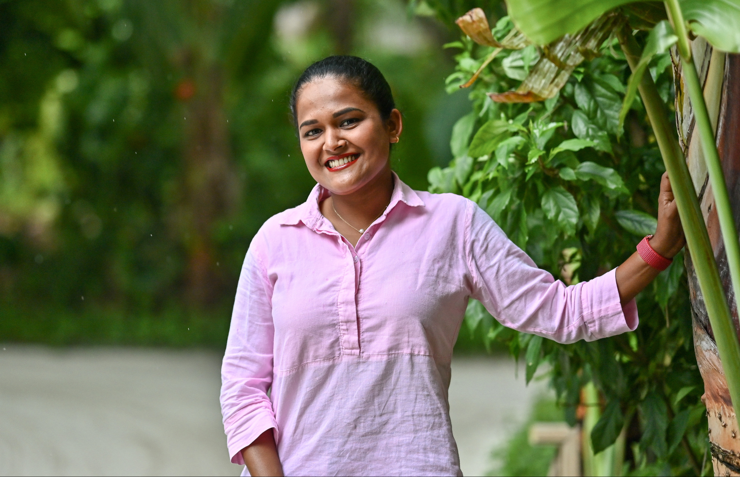 ނާދިރާ ޓޫރިޒަމް ދާއިރާގައި މަސައްކަތް ކުރާތާ 16 އަހަރު ވެއްޖެ. އޭނާ ޓޫރިޒަމް ދާއިރާއަށް ގުޅުނު އިރު ދިވެހި އަންހެނުން އެ ދާއިރާގައި މަސައްކަތް ކުރާ ވަރު ވަރަށް މަދު.--- ފޮޓޯ: ފަޔާޒް މޫސާ| މިހާރު