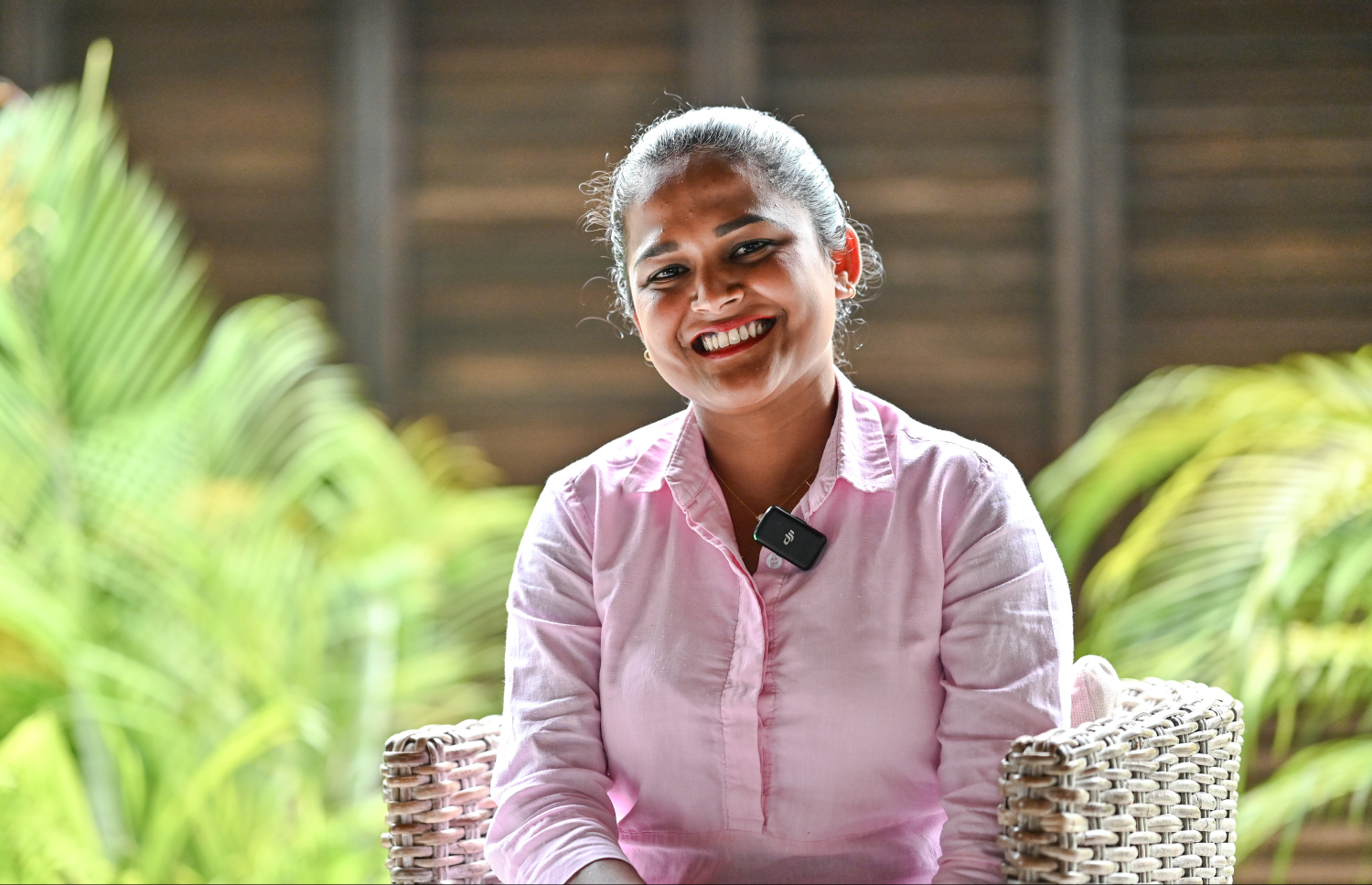 ނާދިރާ "މިހާރު" އަށް ދިން އިންޓަވިއުގައި ސުވާލެއް އަޑުއަހަނީ.--- ފޮޓޯ: ފަޔާޒް މޫސާ / މިހާރު