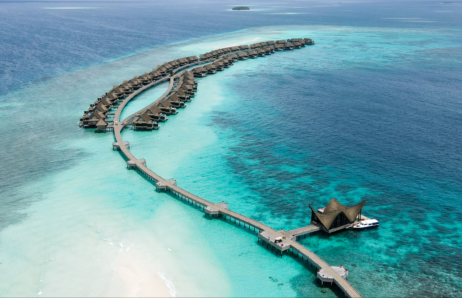 ރިސޯޓުގެ ވޯޓާ ވިލާތައް. އެ ރިސޯޓުގައި 70 ވިލާ ހުރޭ. ހުރިހާ ވިލާތަކެއްގައި ވެސް ޕޫލް ހުރޭ -- ފޮޓޯ: ފަޔާޒް މޫސާ / މިހާރު