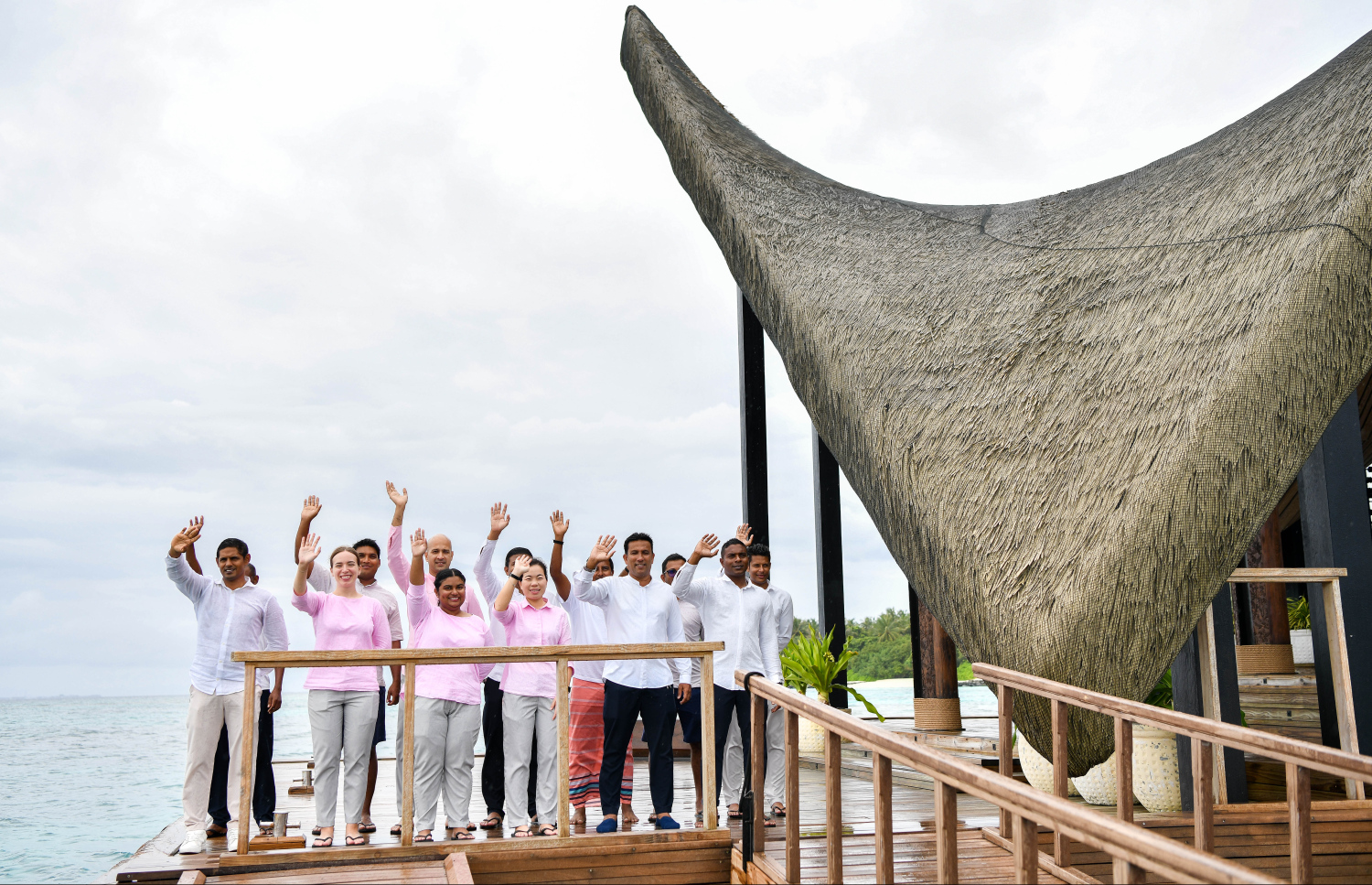 ޖޯލި ރިސޯޓަށް އައި ޓޫރިސްޓުންގެ ބަޔަކަށް މަރުހަބާ ކިޔަނީ -- ފޮޓޯ: ފަޔާޒް މޫސާ / މިހާރު