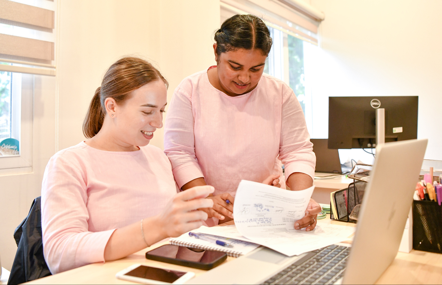 އިސްރާ އެހެން މުވައްޒަފަކާ އެކު މަސައްކަތުގެ މާހައުލުގައި.---ފޮޓޯ: ފަޔާޒު މޫސާ| މިހާރު