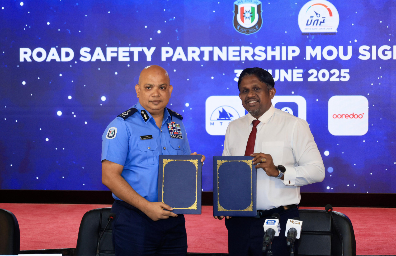 ނަވީން އާއި އުރީދޫގެ ކޮމާޝަލް އޮފިސަރު ނިޔާޒް، އެއްބަސްވުމުގައި ސޮއި ކުރައްވަނީ.--- ފޮޓޯ: ޕޮލިސް