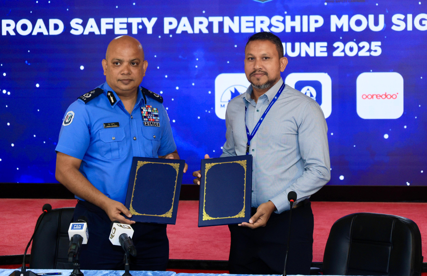 އެކްޓިން ކޮމިޝަނާ އޮފް ޕޮލިސް އިސްމާއިް ނަވީން އާއި އެލައިޑް އިންޝުއަރެންސްގެ އެގްޒެކެޓިވް ޑިރެކްޓަރު ނަސްރަތު މުހައްމަދު، އެއްބަސްވުމާ އެކު ފޮޓޯއަކަށް ހުއްޓިވަޑައިގެން. --- ފޮޓޯ: ޕޮލިސް