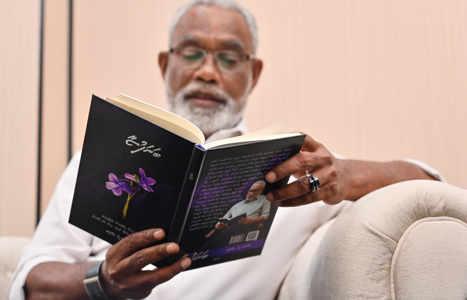 އަބްދުއްރަހީމް އޭނާގެ ޅެންފޮތް "ބަނަފުސާ" އިން ޅެމެއް ވިދާޅުވަނީ: 169 ސަފުހާގެ މި ޅެން ފޮތް މިހާރު ބުކްޝޮޕްތަކުން ގަންނަން ލިބޭނެ. -- ފޮޓޯ: ނިޝާން އަލީ | މިހާރު