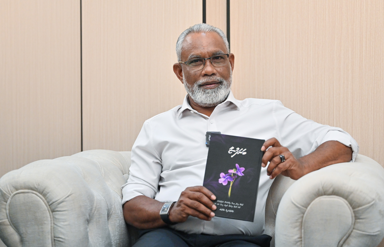 އަބްދުއްރަހީމް އޭނާގެ ޅެންފޮތް "ބަނަފުސާ" ދައްކަވާލައްވަނީ: މިއީ އެމަނިކުފާނުގެ ފުރަތަމަ ޅެން ފޮތް. -- ފޮޓޯ: ނިޝާން އަލީ | މިހާރު