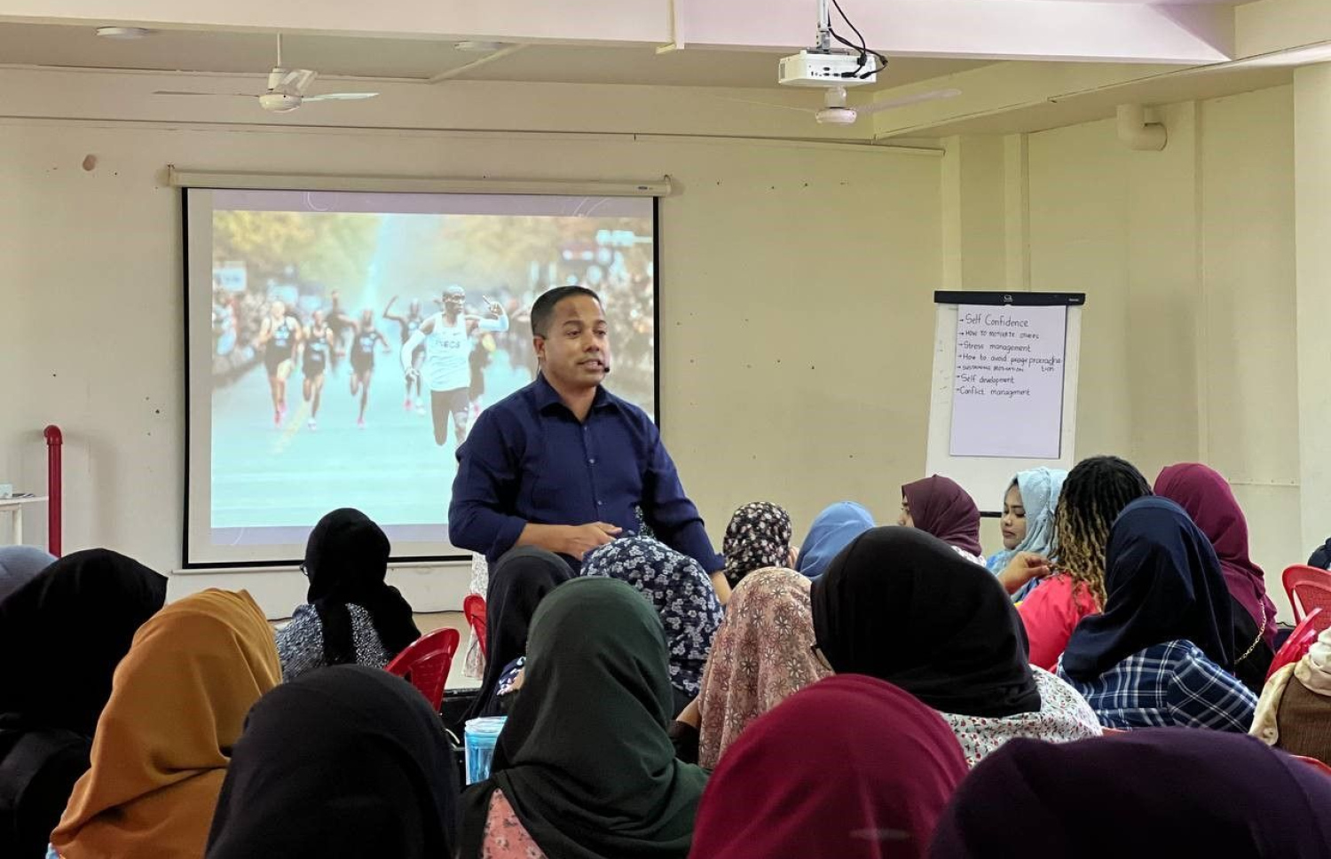 އަފީފްގެ ސެޝަނެއްގައި މައުލޫމާތު ދެއްވަނީ.