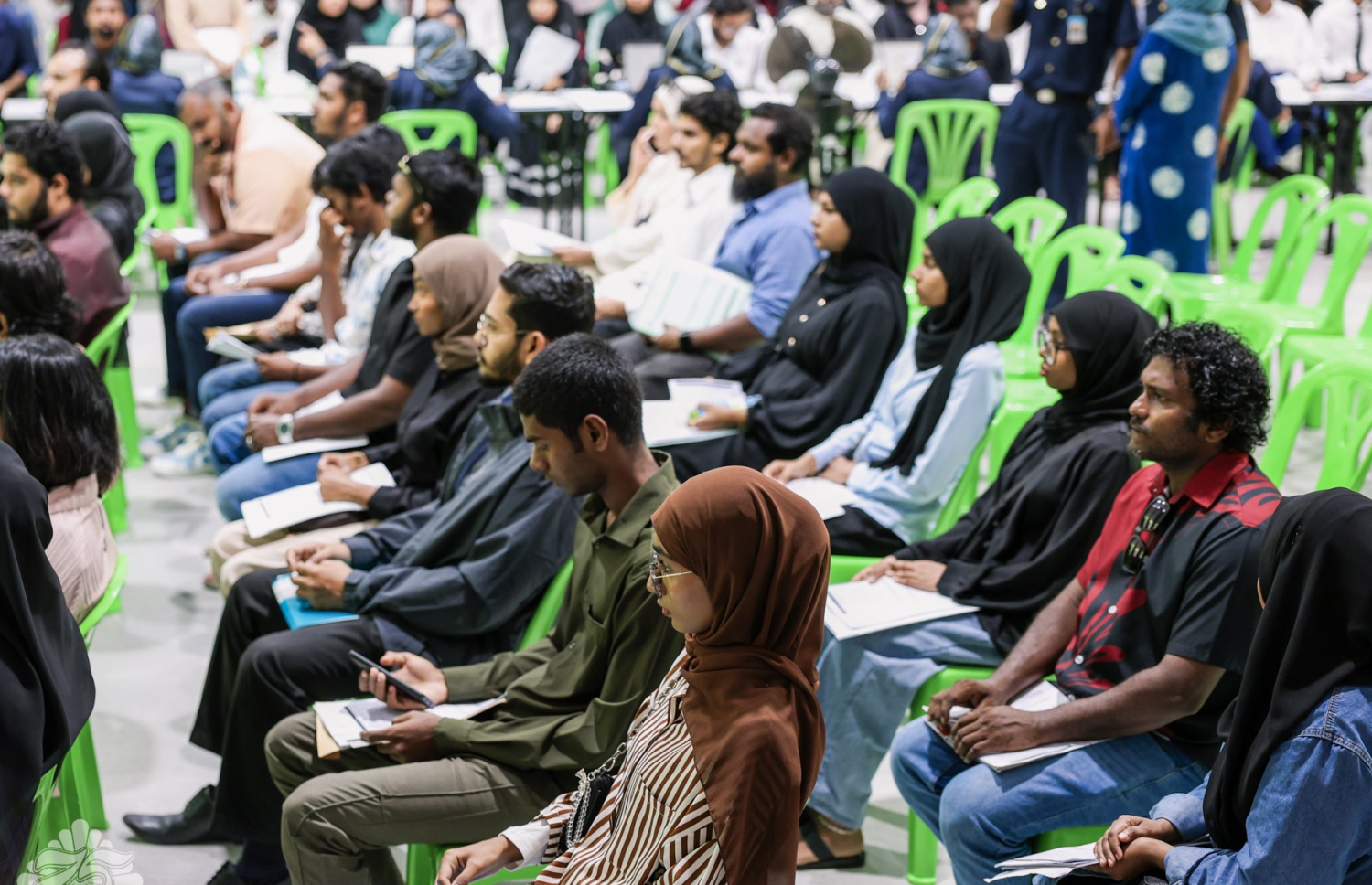 އިމިގްރޭޝަން ވަޒީފާއަށް އެދި މީހުން ކިއުގައި.