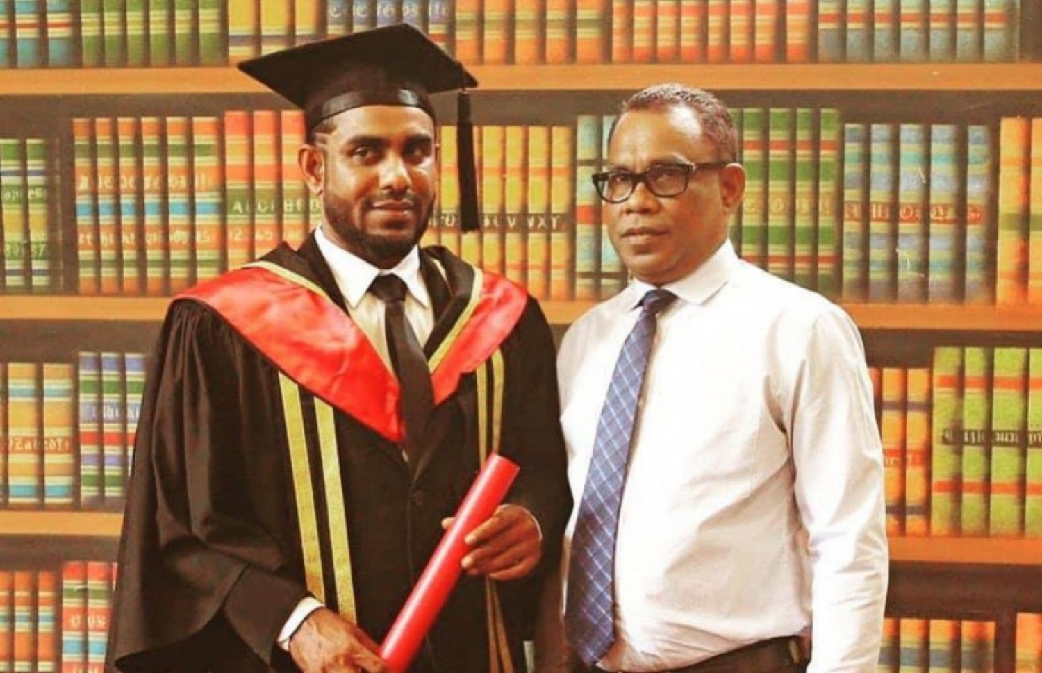 އަބްދުއްރަހީމް އޭނާގެ ދަރިފުޅު ފައިސަލްއާ އެކު: އޭނާ އެންމެ ފުރަތަމަ ހެއްދެވި ދިގު ޅެމަކީ ފައިސަލް އުފަންވުމުން ލިޔުއްވި ޅެމެއް.