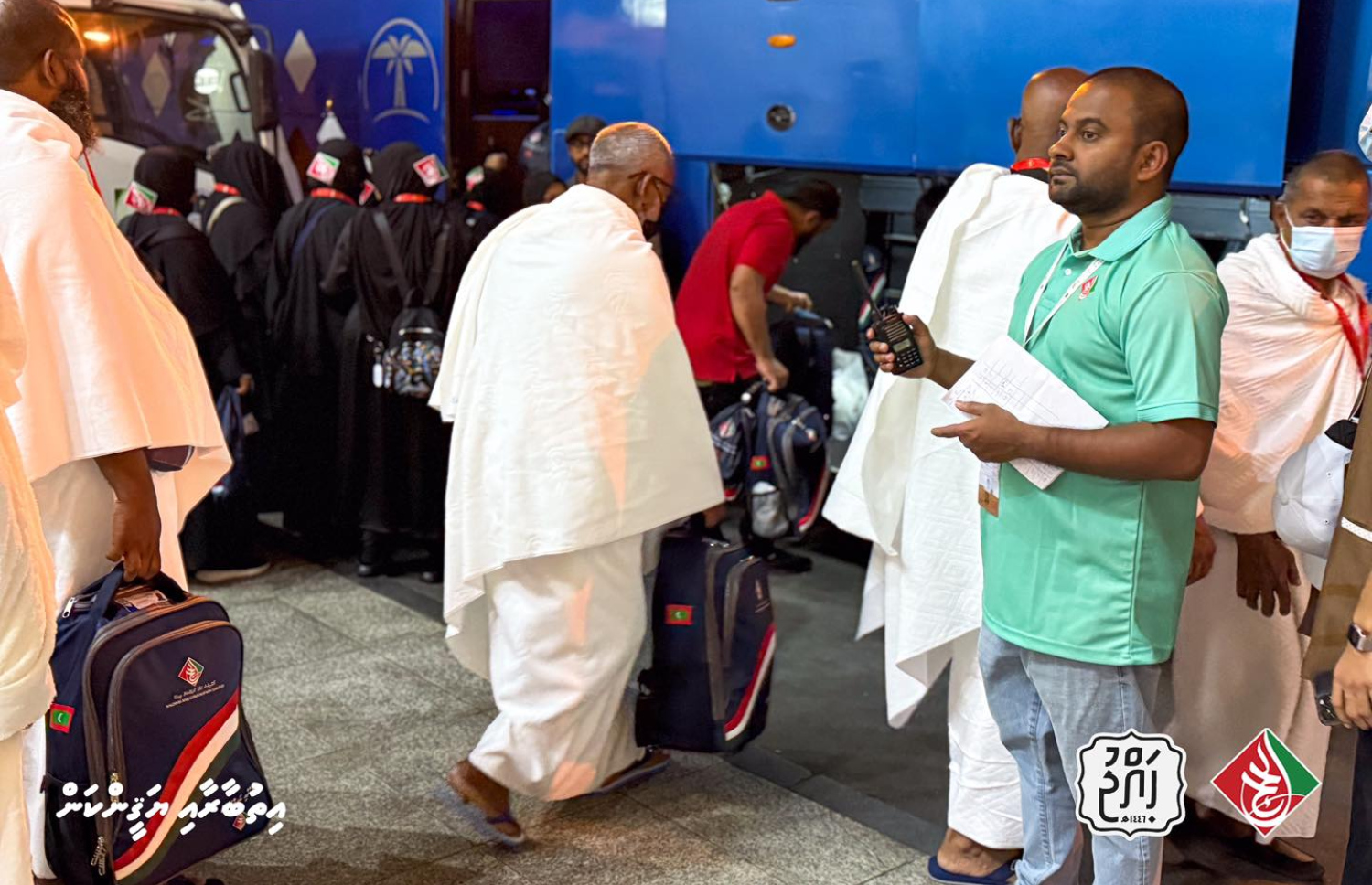 ހައްޖު ކޯޕަރޭޝަންގެ ހަވާލުގައި ހައްޖުގެ އަޅުކަން އަދާކުރުމަށް މައްކާގައި ތިބި ޙައްޖުވެރިން މިނާއަށް ދިއުމަށް ހައްޖާޖީން ބަހަށް އަރަނީ -- ފޮޓޯ: ހައްޖު ކޯޕްރޭޝަން