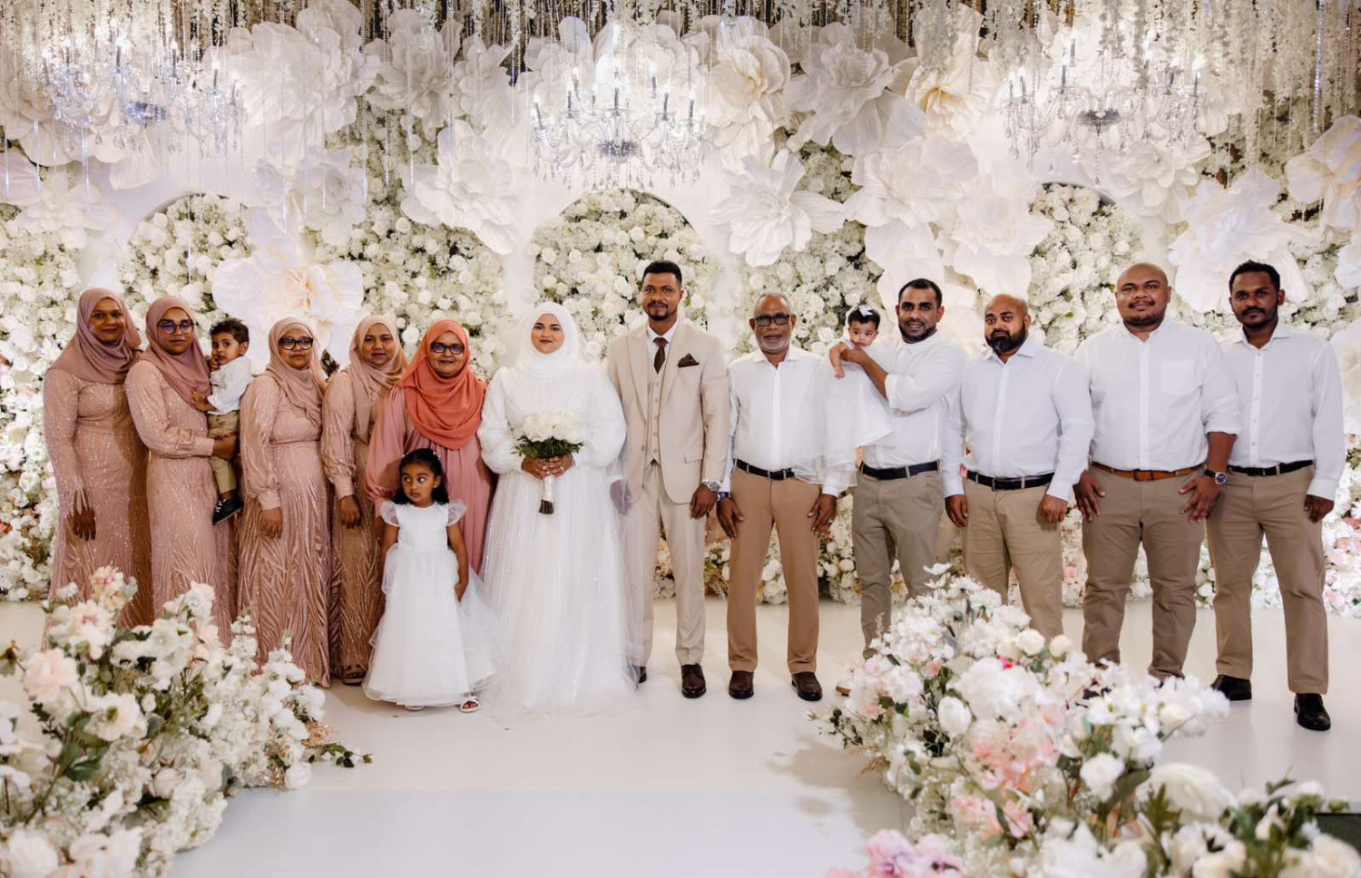 އަބްދުއްރަހީމް، އެމަނިކުފާނުގެ އާއިލާ މެމްބަރުންނާ އެކު.