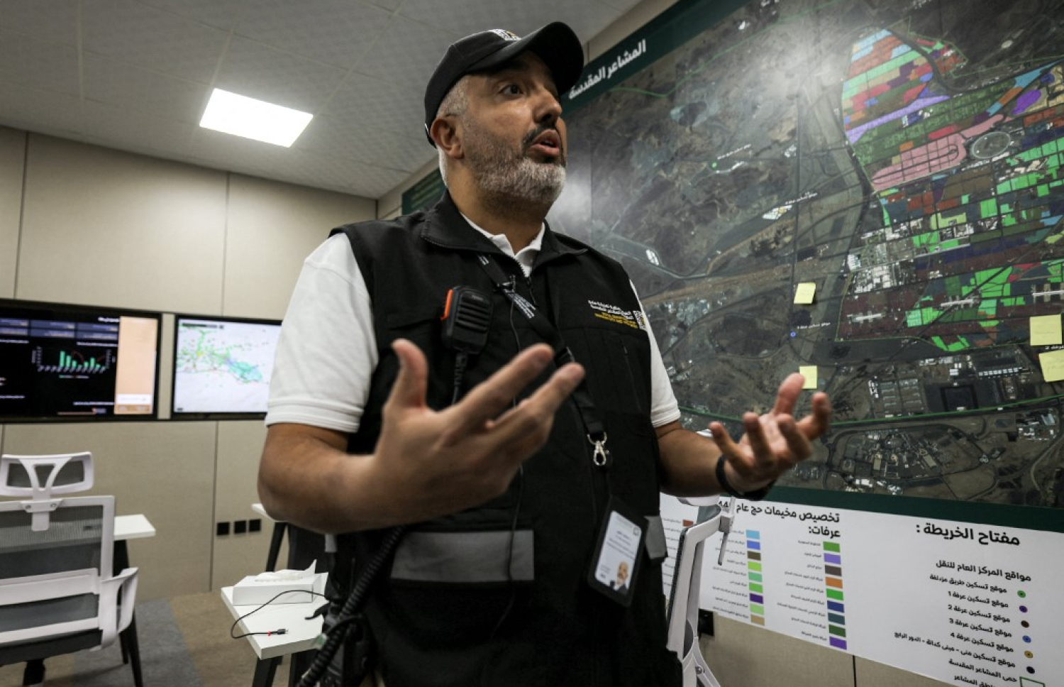 ހައްޖަށް ދާ މީހުންގެ ޓްރެފިކާއި މީހުން އެއްވެ އުޅުން ބެލެހެއްޓުމުގެ މަސްއޫލިއްޔަތު އަދާކުރާ ކޮންޓްރޯލް ރޫމްގައި ރޯޔަލް ކޮމިޝަން ފޯ މައްކާގެ ޖެނެރަލް ޓްރާންސްޕޯޓް ސެންޓަރުގެ ސީއީއޯ މުހައްމަދު ނާޒިރު އިއްޔެ އިންޓަވިއު ދެއްވަނީ. -- އޭއެފްޕީ