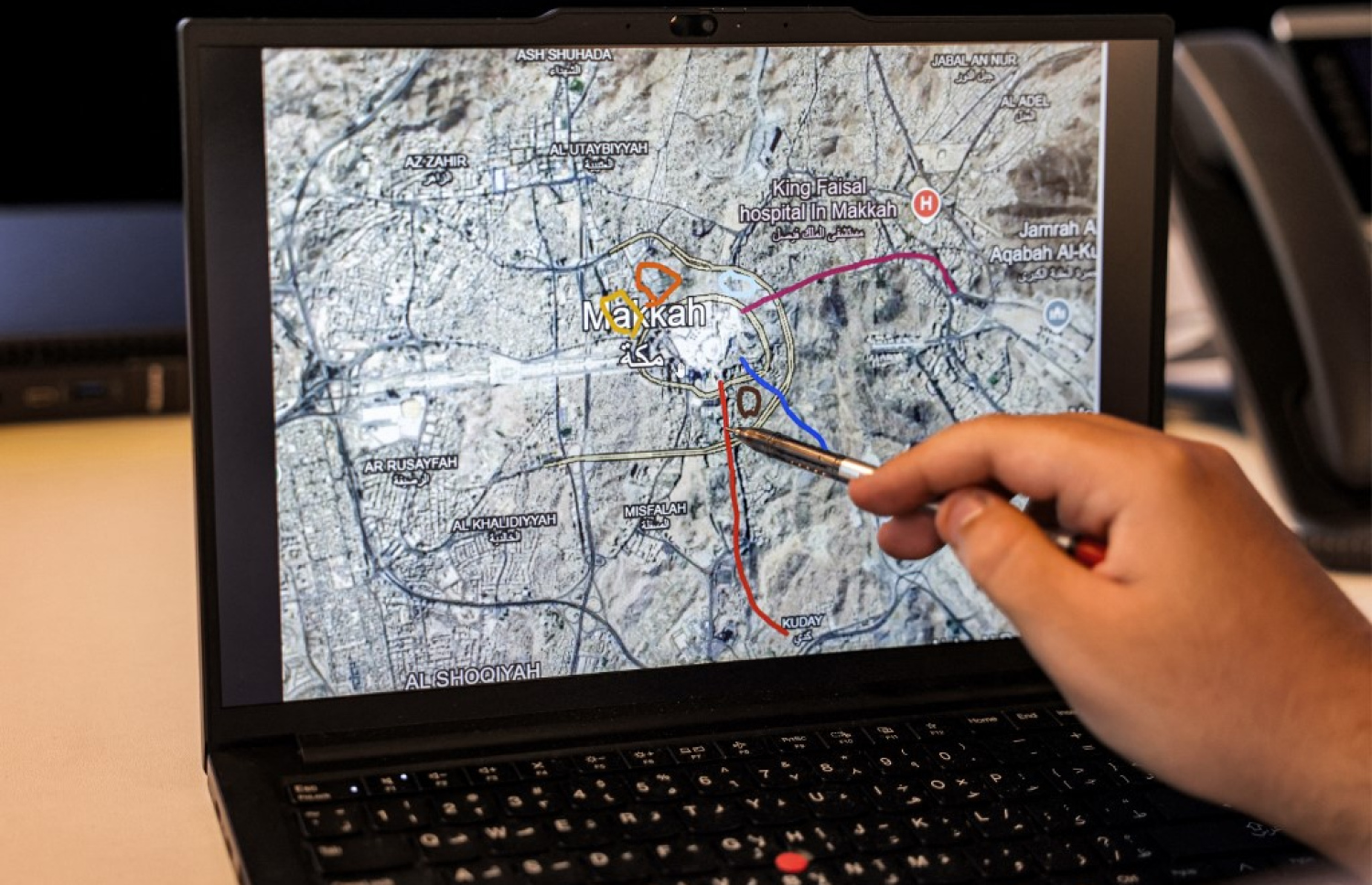 މައްކާގެ ރޯޔަލް ކޮމިޝަން ފޯ މައްކާ އެންޑް ހޮލީ ސައިޓްސްގެ ޖެނެރަލް ޓްރާންސްޕޯޓް ސެންޓަރުގެ ޓްރެފިކް އެންޑް ކްރައުޑް ކޮންޓްރޯލްގެ ކޮންޓްރޯލް ސެންޓަރުގެ ކޮމްޕިއުޓާ ވޯކްސްޓޭޝަނުގައި މުވައްޒަފަކު އޭނާގެ މަސައްކަތް ކިޔައިދެނީ. -- ފޮޓޯ: އޭއެފްޕީ