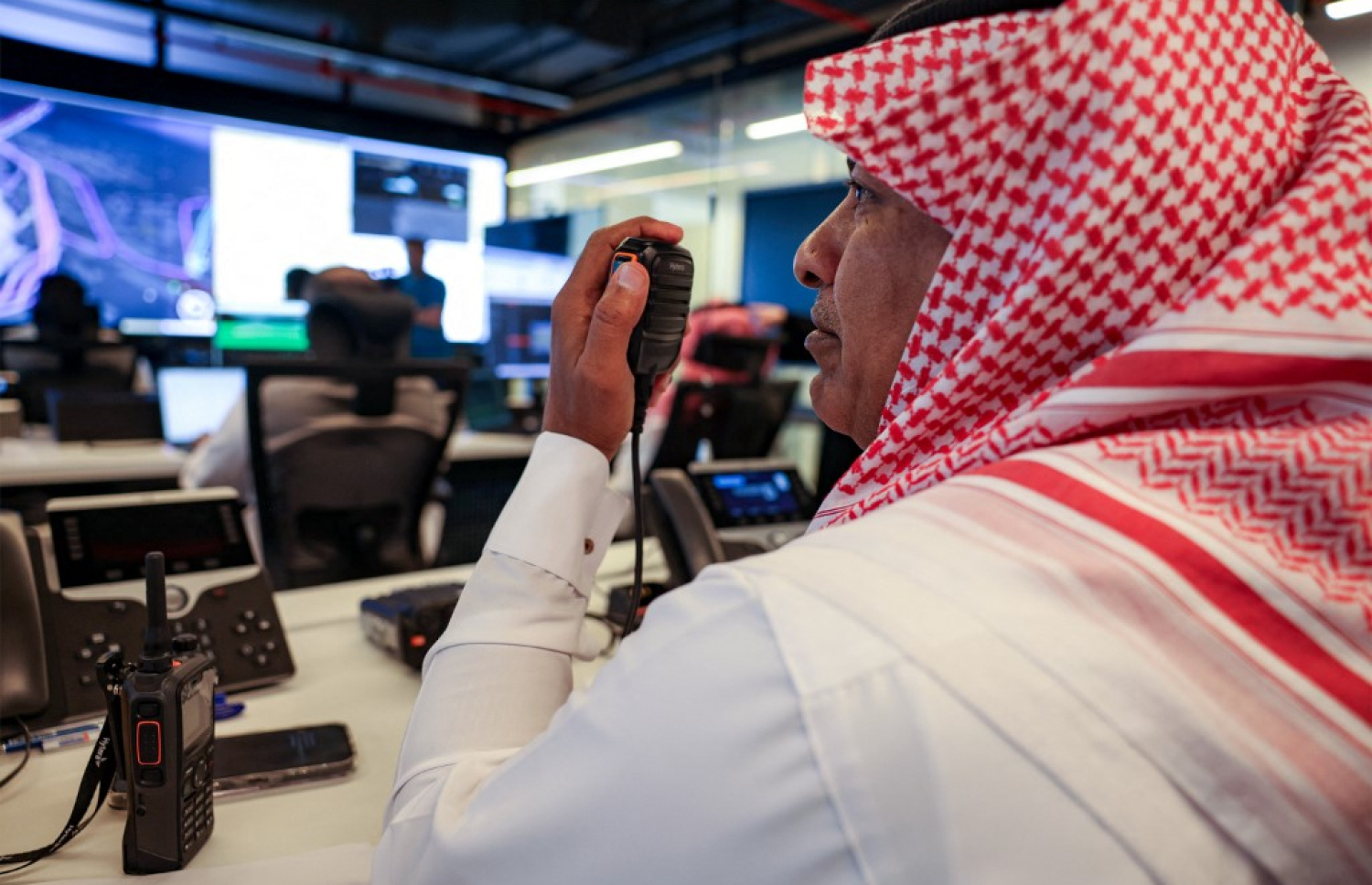 މައްކާގެ ރޯޔަލް ކޮމިޝަން ފޯ މައްކާ އެންޑް ހޮލީ ސައިޓްސްގައި ހުންނަ ޖެނެރަލް ޓްރާންސްޕޯޓް ސެންޓަރުގައި ހައްޖުވެރިންގެ ޓްރެފިކާއި މީހުން އެއްވެ އުޅުން ބެލެހެއްޓުމަށް މުވައްޒަފަކު ކޮންޓްރޯލް ރޫމުގައި ރޭޑިއޯ ޓްރާންސިވާއެއް ބޭނުންކުރަނީ. -- ފޮޓޯ: އޭއެފްޕީ