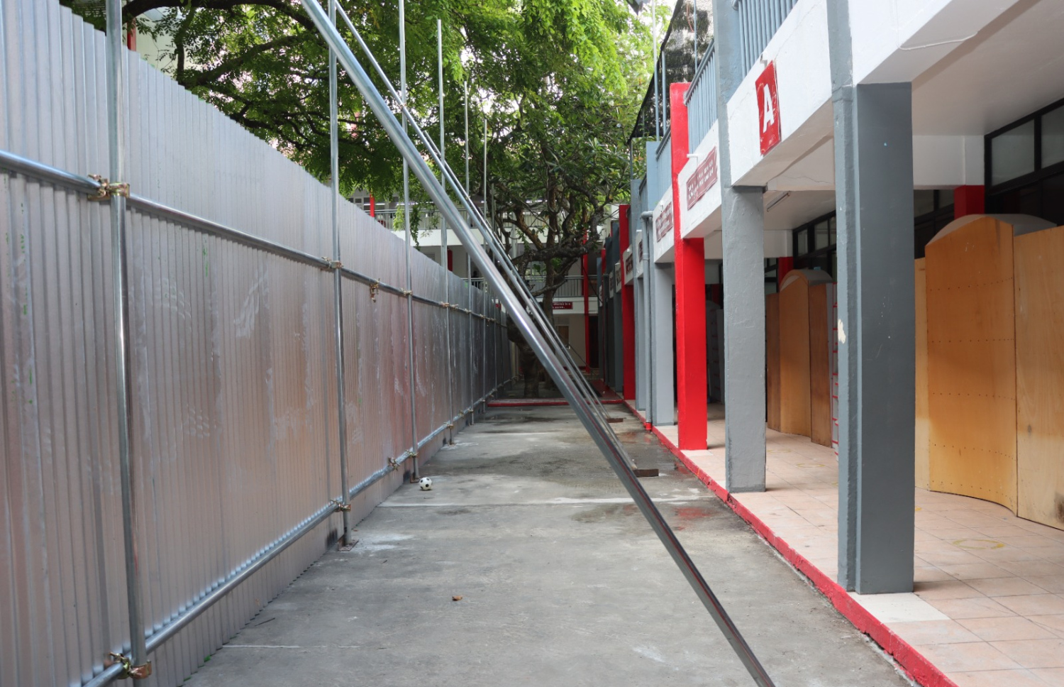 އިސްކަންދަރު ސްކޫލްގައި ވީރާނާވެ، ބޮލަށް ވެއްޓެން ކައިރިވެފައިވާ ދެ ބުރީގެ އިމާރާތް ތަޅާލަން ރޭ ތައްޔާރު ކޮށްފައި.