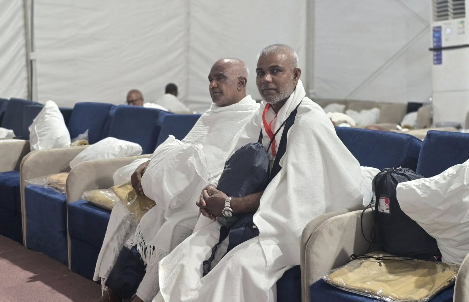 ދިވެހި ހައްޖުވެރިން އަރަފާތުގެ ޓެންޓެއްގައި މަޑުކޮށްލައިގެން.