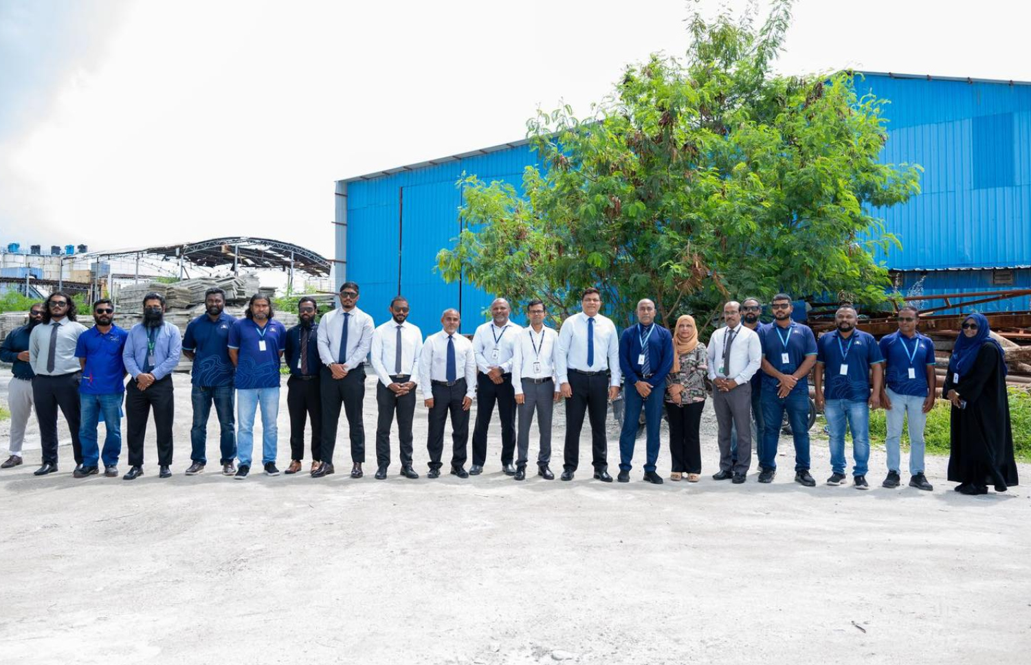 ސަރުކާރުގެ ޓެކްސީ ލައިނުގައި ބޭނުންކުރާ ވެހިކަލްތައް ޕާކުކުރާ ސަރަަހައްދު، ޓްރާންސްޕޯޓު މިނިސްޓަރު މުހައްމަދު އަމީނާއި އެމްޓީސީސީ އާއި ސްޓެލްކޯގެ ބައެއް ވެރިން އިއްޔެ ވަޑައިގެން ގުރޫޕް ފޮޓޯއެއް ނަންގަވަނީ.---ފޮޓޯ: ޓްރާންސްޕޯޓް މިނިސްޓްރީ