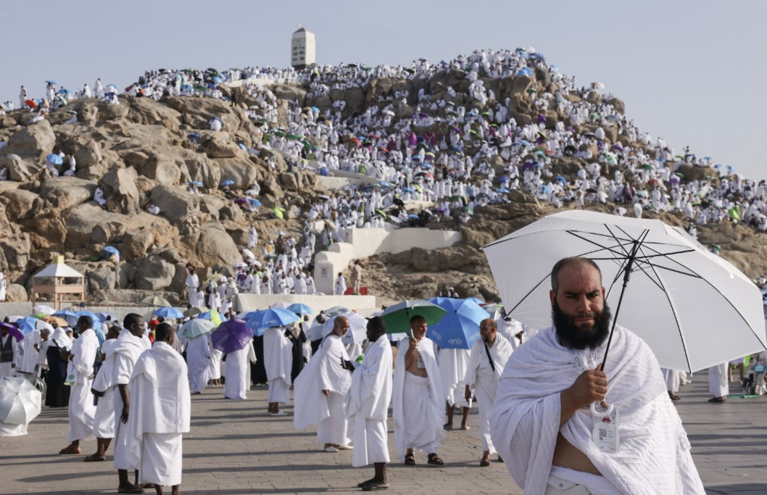 ހައްޖުވެރިން މިއަދު ހެނދުނު އަރަފާތު ފަރުބަދައަށް އަރަނީ: ރޭ ފަތިހުން ފެށިގެން ގިނަ ބަޔަކު އެ ފަރުބަދަމަތީ އަޅުކަމާއި ޒިކުރު ކުރުމުގައި ހޭދަކުރި. -- ފޮޓޯ: އޭއެފްޕީ