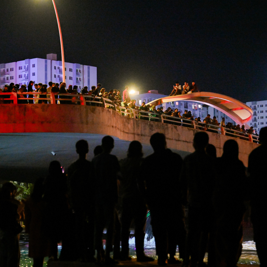 ބޮޑު އީދަށް މަރުހަބާ ކިޔުމަށް ހުޅުމާލޭގައި އީދު މަޅި ރޯކުރުމަށް މިރޭ ބޭއްވި ހަރަކާތް ޝައުގުވެރިކަމާ އެކު ބަޔަކު ބަލަނީ.---ފޮޓޯ: ނިޝާން އަލީ| މިހާރު