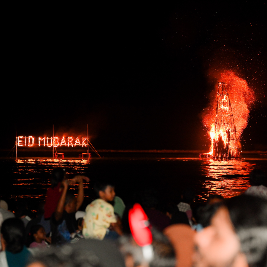 ބޮޑު އީދަށް މަރުހަބާ ކިޔުމަށް ހުޅުމާލޭގައި އީދު މަޅި ރޯކުރުމަށް މިރޭ ބޭއްވި ހަރަކާތުގެ ބައެއް މަންޒަރުތައް.--- ފޮޓޯ: ނިޝާން އަލީ | މިހާރު