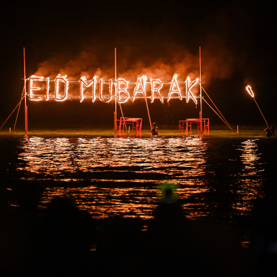 ބޮޑު އީދަށް މަރުހަބާ ކިޔުމަށް ހުޅުމާލޭގައި އީދު މަޅި ރޯކުރުމަށް މިރޭ ބޭއްވި ހަރަކާތް: މި ހަރަކާތް ބަލާލުމަށް ކުދިބޮޑު ގިނަ ބަޔަކު މިރޭ ދިޔަ. މި ހަރަކާތުގެ އިތުރުން އީދުގެ ފުރަތަމަ ތިން ދުވަހު ވެސް ފޯރިގަދަ ގިނަ ހަރަކާތްތަކެއް ހުޅުމާލެ ސެންޓްރަލް ޕާކާއި ހިޔާ ޕާކު ސަރަހައްދުގައި ބާއްވަން ވަނީ ނިންމައިފައި.-- ފޮޓޯ: ނިޝާން އަލީ | މިހާރު