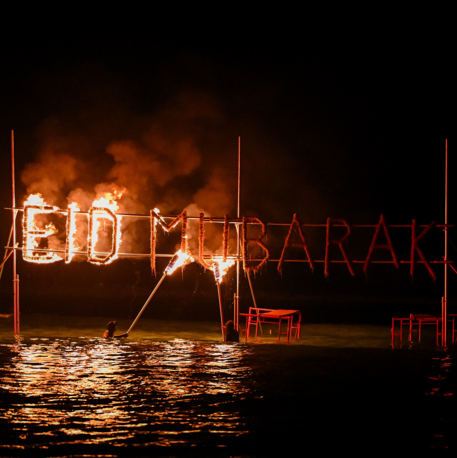 ބޮޑު އީދަށް މަރުހަބާ ކިޔުމަށް ހުޅުމާލޭގައި އީދު މަޅި ރޯކުރުމަށް މިރޭ ބޭއްވި ހަރަކާތް: މި ހަރަކާތް ބަލާލުމަށް ކުދިބޮޑު ގިނަ ބަޔަކު މިރޭ ދިޔަ. މި ހަރަކާތުގެ އިތުރުން އީދުގެ ފުރަތަމަ ތިން ދުވަހު ވެސް ފޯރިގަދަ ގިނަ ހަރަކާތްތަކެއް ހުޅުމާލެ ސެންޓްރަލް ޕާކާއި ހިޔާ ޕާކު ސަރަހައްދުގައި ބާއްވަން ވަނީ ނިންމައިފައި.-- ފޮޓޯ: ނިޝާން އަލީ | މިހާރު