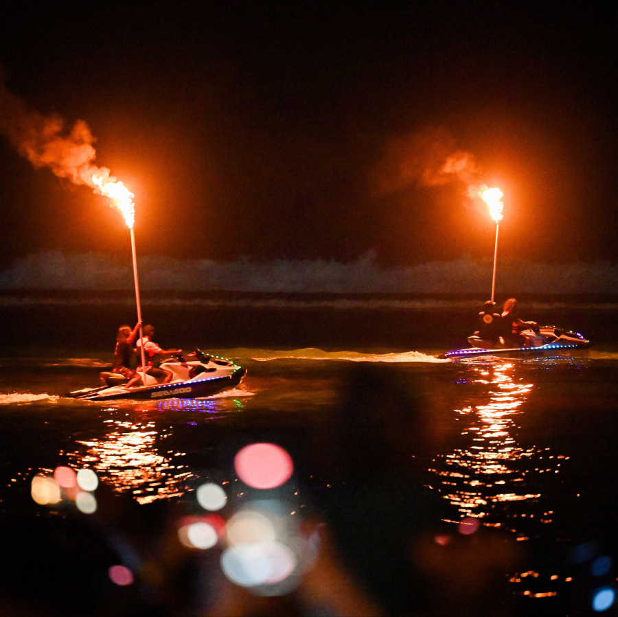 ބޮޑު އީދަށް މަރުހަބާ ކިޔުމަށް ހުޅުމާލޭގައި އީދު މަޅި ރޯކުރުމަށް މިރޭ ބޭއްވި ހަރަކާތުގެ ބައެއް މަންޒަރުތައް.--- ފޮޓޯ: ނިޝާން އަލީ | މިހާރު