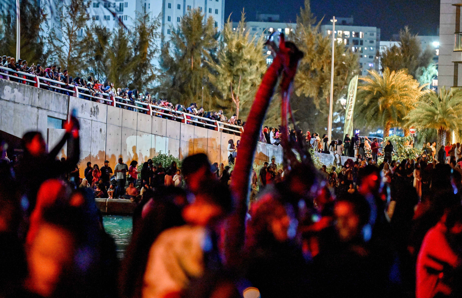 ބޮޑު އީދަށް މަރުހަބާ ކިޔުމަށް ހުޅުމާލޭގައި އީދު މަޅި ރޯކުރުމަށް މިރޭ ބޭއްވި ހަރަކާތް ޝައުގުވެރިކަމާ އެކު ބަޔަކު ބަލަނީ.---ފޮޓޯ: ނިޝާން އަލީ| މިހާރު