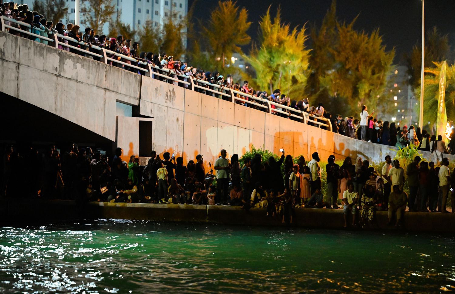 ބޮޑު އީދަށް މަރުހަބާ ކިޔުމަށް ހުޅުމާލޭގައި އީދު މަޅި ރޯކުރުމަށް މިރޭ ބޭއްވި ހަރަކާތް ޝައުގުވެރިކަމާ އެކު ބަޔަކު ބަލަނީ.---ފޮޓޯ: ނިޝާން އަލީ| މިހާރު