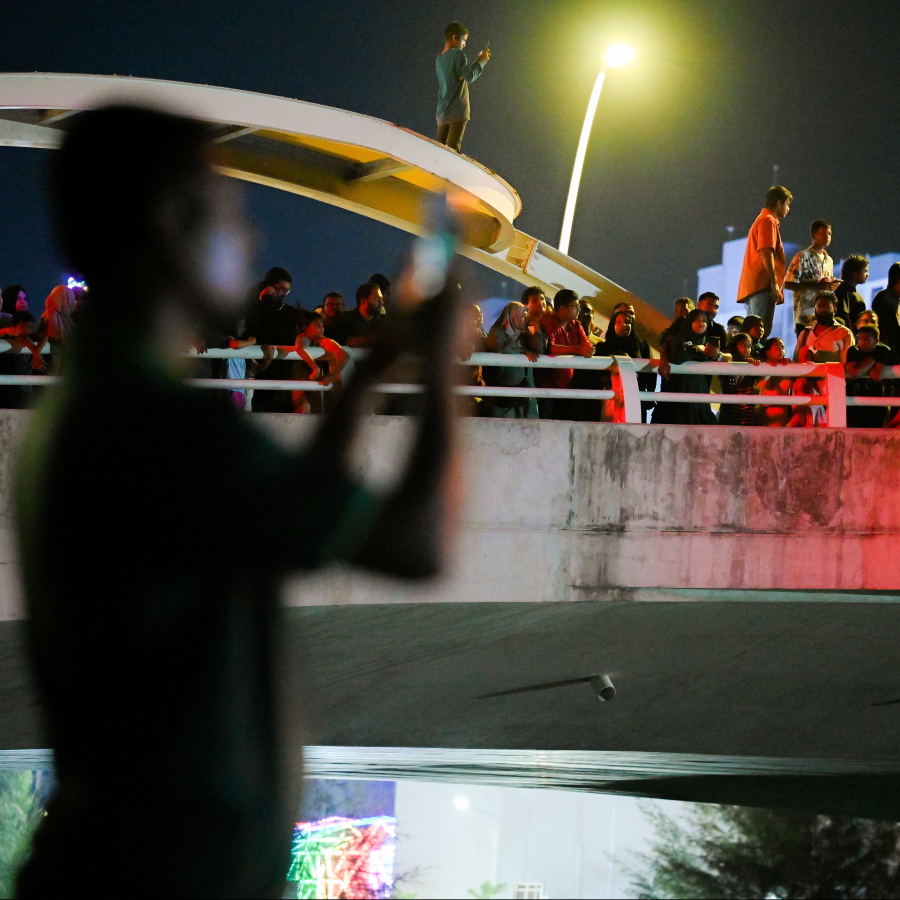 ބޮޑު އީދަށް މަރުހަބާ ކިޔުމަށް ހުޅުމާލޭގައި އީދު މަޅި ރޯކުރުމަށް މިރޭ ބޭއްވި ހަރަކާތް ޝައުގުވެރިކަމާ އެކު ބަޔަކު ބަލަނީ.---ފޮޓޯ: ނިޝާން އަލީ| މިހާރު