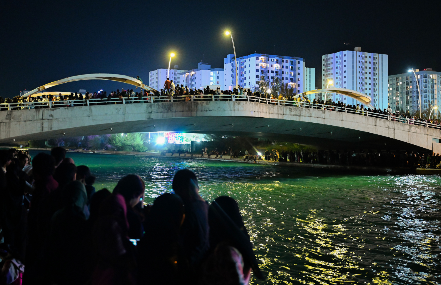 ބޮޑު އީދަށް މަރުހަބާ ކިޔުމަށް ހުޅުމާލޭގައި އީދު މަޅި ރޯކުރުމަށް މިރޭ ބޭއްވި ހަރަކާތް ޝައުގުވެރިކަމާ އެކު ބަޔަކު ބަލަނީ.---ފޮޓޯ: ނިޝާން އަލީ| މިހާރު