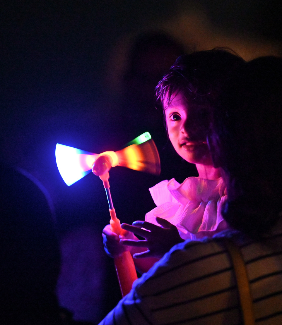 ބޮޑު އީދަށް މަރުހަބާ ކިޔުމަށް ހުޅުމާލޭގައި އީދު މަޅި ރޯކުރުމަށް މިރޭ ބޭއްވި ހަރަކާތް ބަލަން ދިޔަ މީހަކު ކުޑަކުއްޖަކު އުރާލައިގެން.---ފޮޓޯ: ނިޝާން އަލީ| މިހާރު