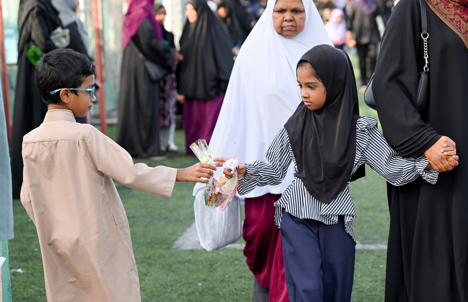 މާފަންނު ސްޓޭޑިއަމްގައި ބޮޑު ޖަމާއަތުގައި ކުރި މި އަހަރުގެ އަޟްހާ އީދު ނަމާދަށް ފަހު، ކުޑަކުދިންތަކެއް އީދު ހަދިޔާ ބަހައި، ސަލާމް ކުރަނީ.-- ފޮޓޯ: ނިޝާން އަލީ/މިހާރު