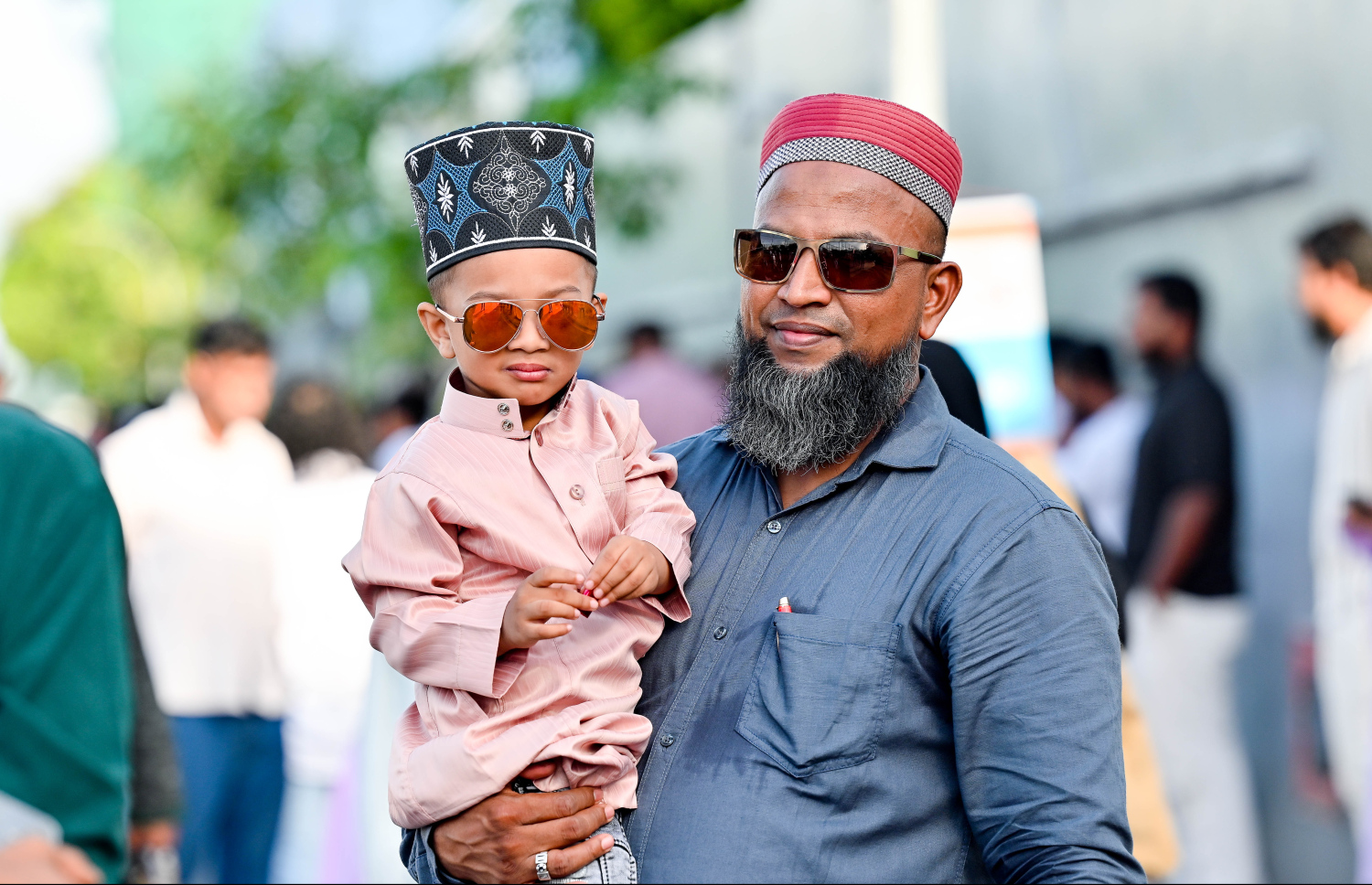 މާފަންނު ސްޓޭޑިއަމްގައި ބޮޑު ޖަމާއަތުގައި ކުރި މި އަހަރުގެ އަޟްހާ އީދު ނަމާދަށް ކުޑަކުއްޖަކު ގޮވައިގެން ދަނީ---ފޮޓޯ: ނިޝާން އަލީ /މިހާރު