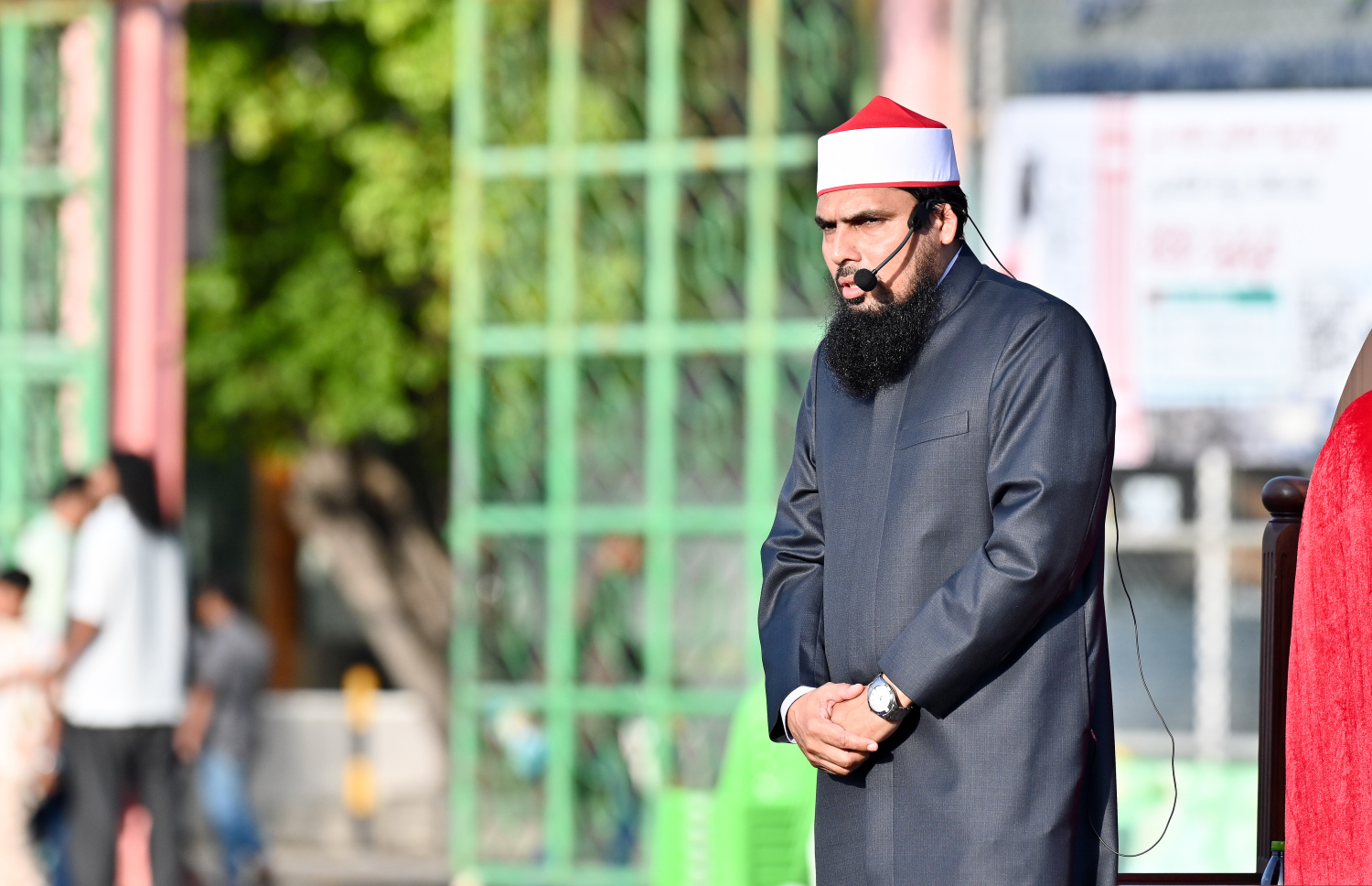 މާފަންނު ސްޓޭޑިއަމްގައި ބޮޑު ޖަމާއަތުގައި ކުރި އަޟްހާ އީދު ނަމާދުގައި ހުތުބާ ކިޔަނީ.-- ފޮޓޯ: ނިޝާން އަލީ/މިހާރު