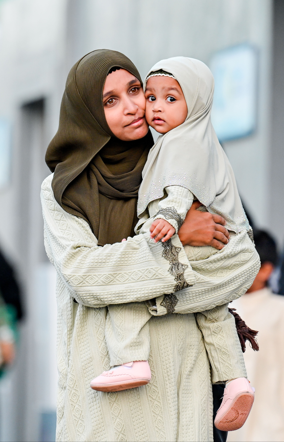 މާފަންނު ސްޓޭޑިއަމްގައި ބޮޑު ޖަމާއަތުގައި ކުރި މި އަހަރުގެ އަޟްހާ އީދު ނަމާދަށް ކުޑަކުއްޖަކު ގޮވައިގެން ދަނީ---ފޮޓޯ: ނިޝާން އަލީ /މިހާރު