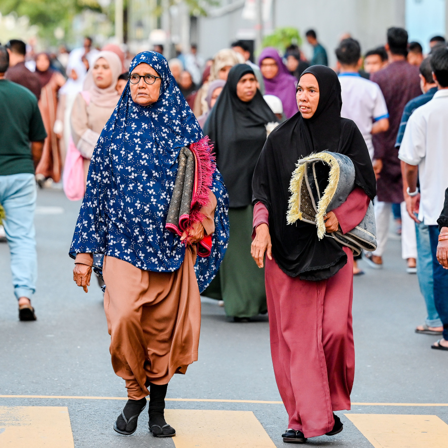 ބޮޑު ޖަމާއަތުގައި އީދު ނަމާދުކުރުމަށް އުމުރުން ދުވަސްވީ ބަޔަކު މާފަންނު ސްޓޭޑިއަމަށް ދަނީ.-- ފޮޓޯ: ނިޝާން އަލީ/މިހާރު