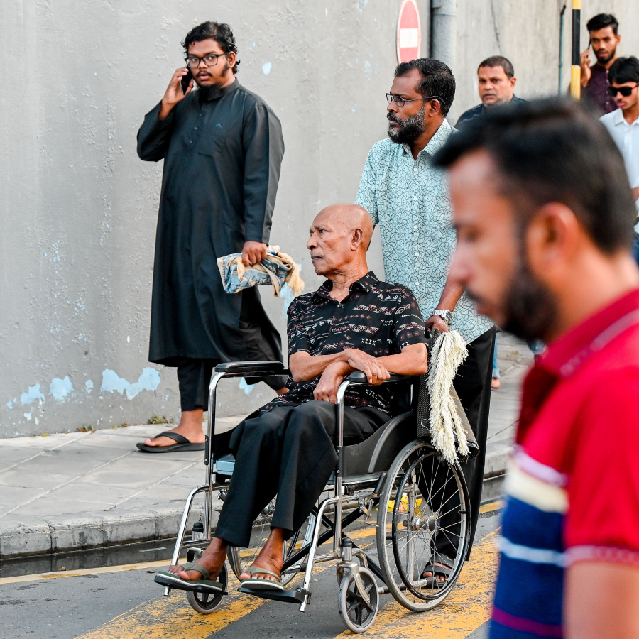 ބޮޑު ޖަމާއަތުގައި އީދު ނަމާދުކުރުމަށް އާއިލާއެއް މާފަންނު ސްޓޭޑިއަމަށް ދަނީ.-- ފޮޓޯ: ނިޝާން އަލީ/މިހާރު