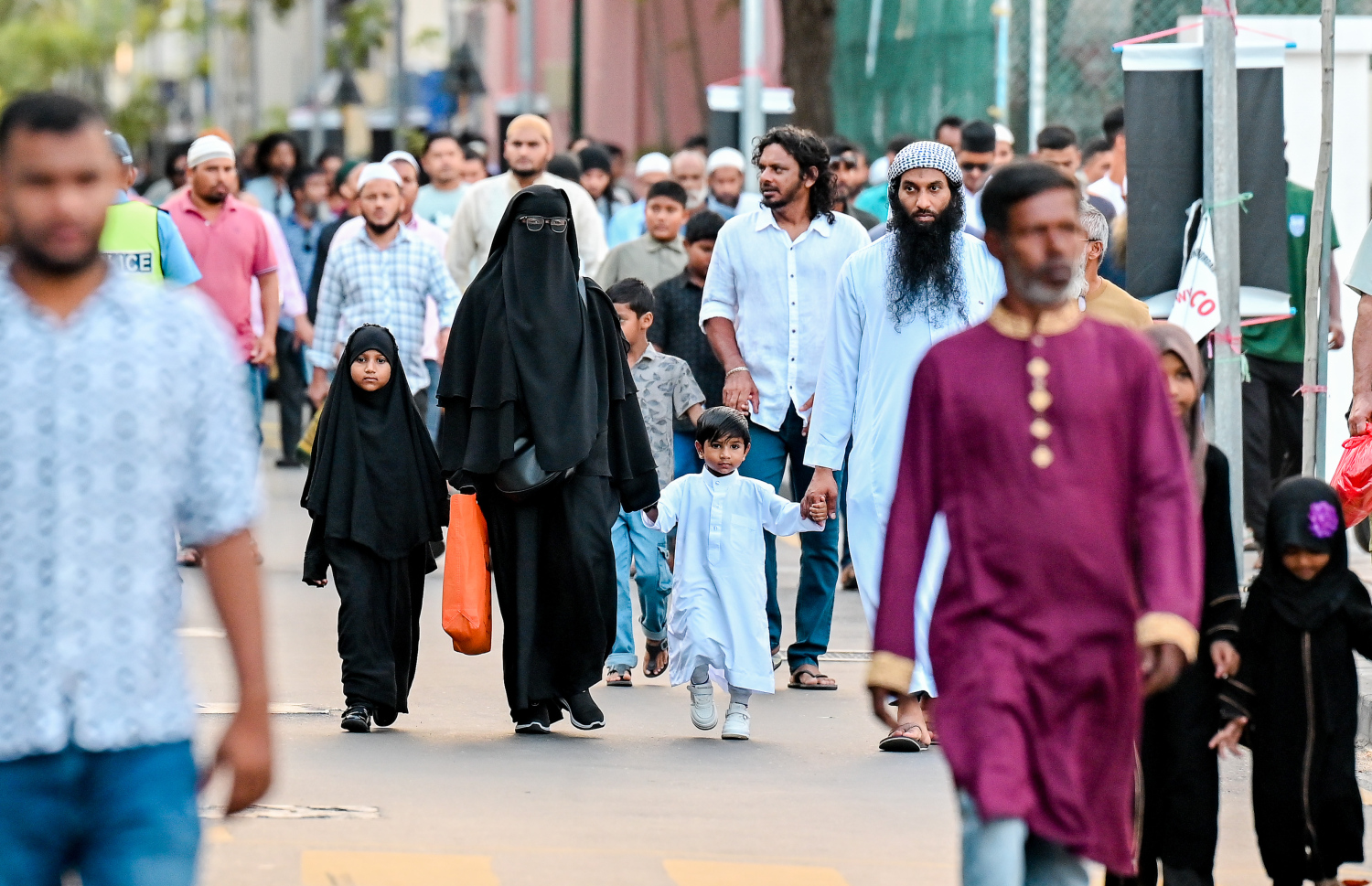 ބޮޑު ޖަމާއަތުގައި އީދު ނަމާދުކުރުމަށް އާއިލާއެއް މާފަންނު ސްޓޭޑިއަމަށް ދަނީ.-- ފޮޓޯ: ނިޝާން އަލީ/މިހާރު