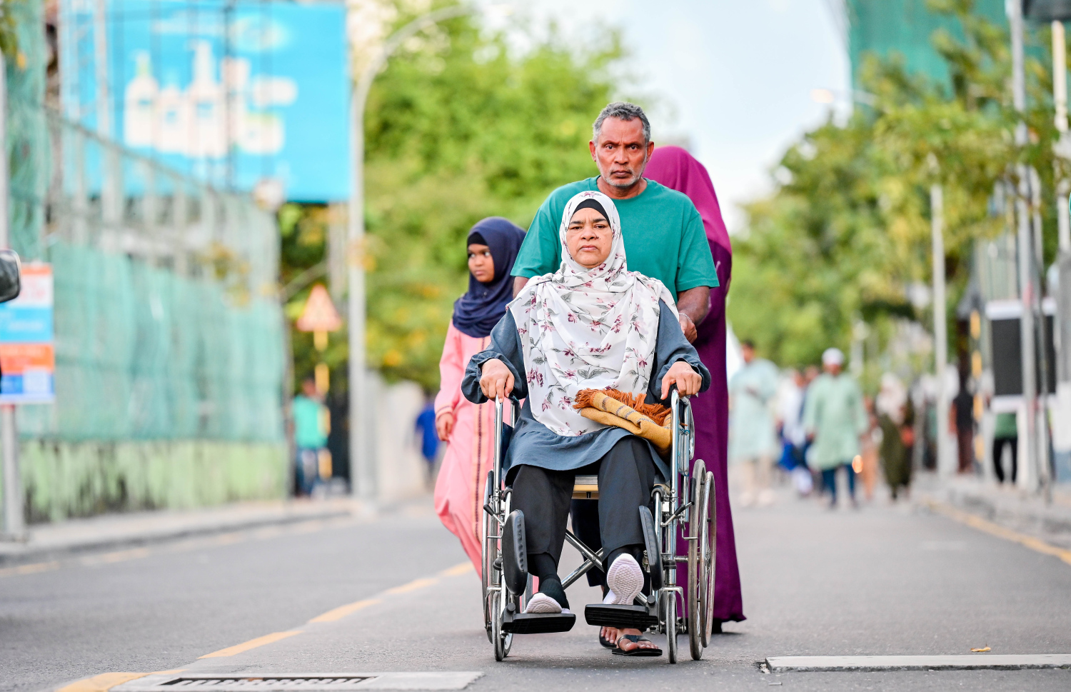 ބޮޑު ޖަމާއަތުގައި އީދު ނަމާދުކުރުމަށް އާއިލާއެއް މާފަންނު ސްޓޭޑިއަމަށް ދަނީ.-- ފޮޓޯ: ނިޝާން އަލީ/މިހާރު