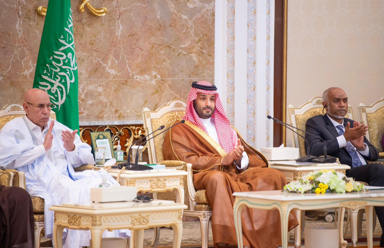 ސައުދީ އަރަބިއާގެ ވަލީ އަހުދުގެ ނައިބް ޕްރިންސް މުހައްމަދު ބިން ސަލްމާނާ ރައީސް ޑރ. މުހައްމަދު މުއިއްޒު ބައްދަލުކުރައްވަނީ.-- ފޮޓޯ: ރައީސް އޮފީސް