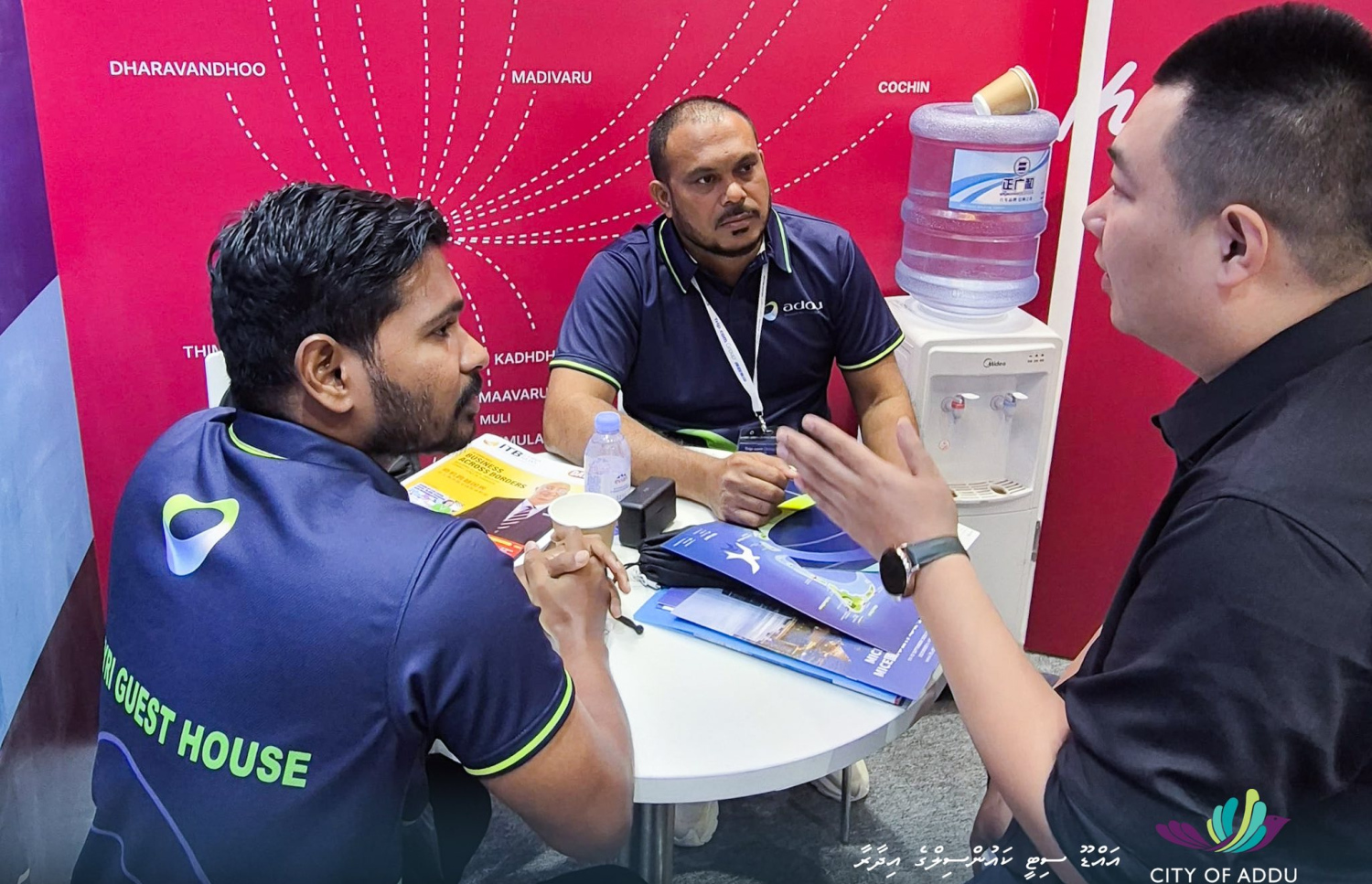 މިދިޔަ މަހު ޗައިނާގައި ބޭއްވި ޓޫރިޒަމް ފެއާގައި އައްޑޫ ސިޓީ ކައުންސިލްގެ މެމްބަރު ޝިނާޒް، އައްޑޫގައި ހުރި ޓޫރިޒަމްގެ ފުރުސަތުތަކާ ގުޅޭ މައުލޫމާތު ދެއްވަނީ.