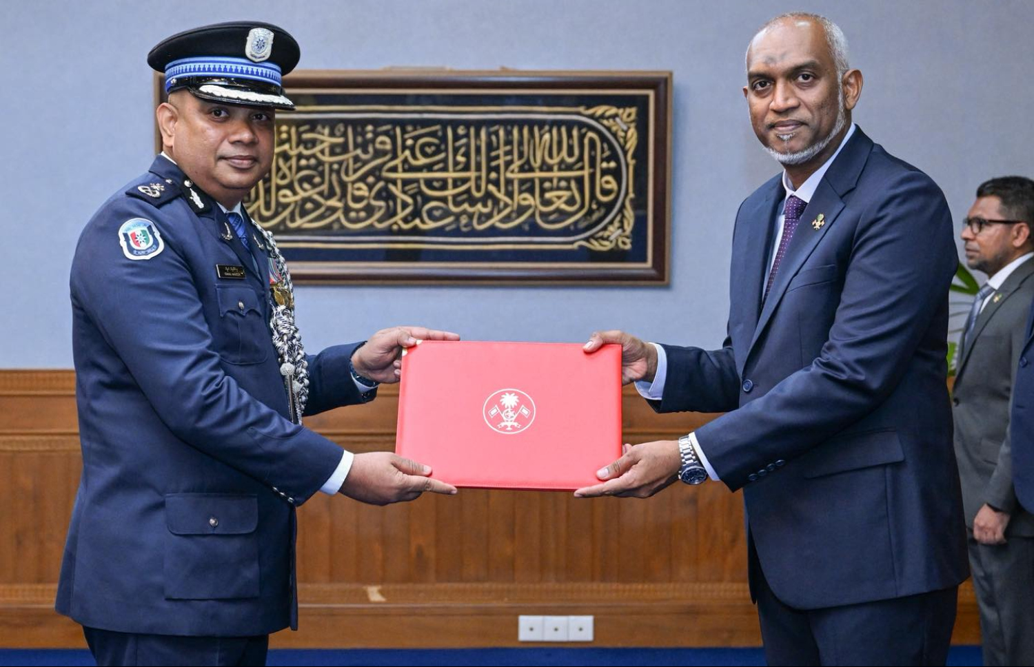 އާ ޕޮލިސް ކޮމިޝަނަރަކަށް ނަވީން އައްޔަން ކުރައްވައި އޭނާ އަށް ރައީސް މުއިއްޒު މަގާމުގެ ފަތްކޮޅު މިއަދު ދެއްވަނީ.-- ފޮޓޯ: ރައީސް އޮފީސް