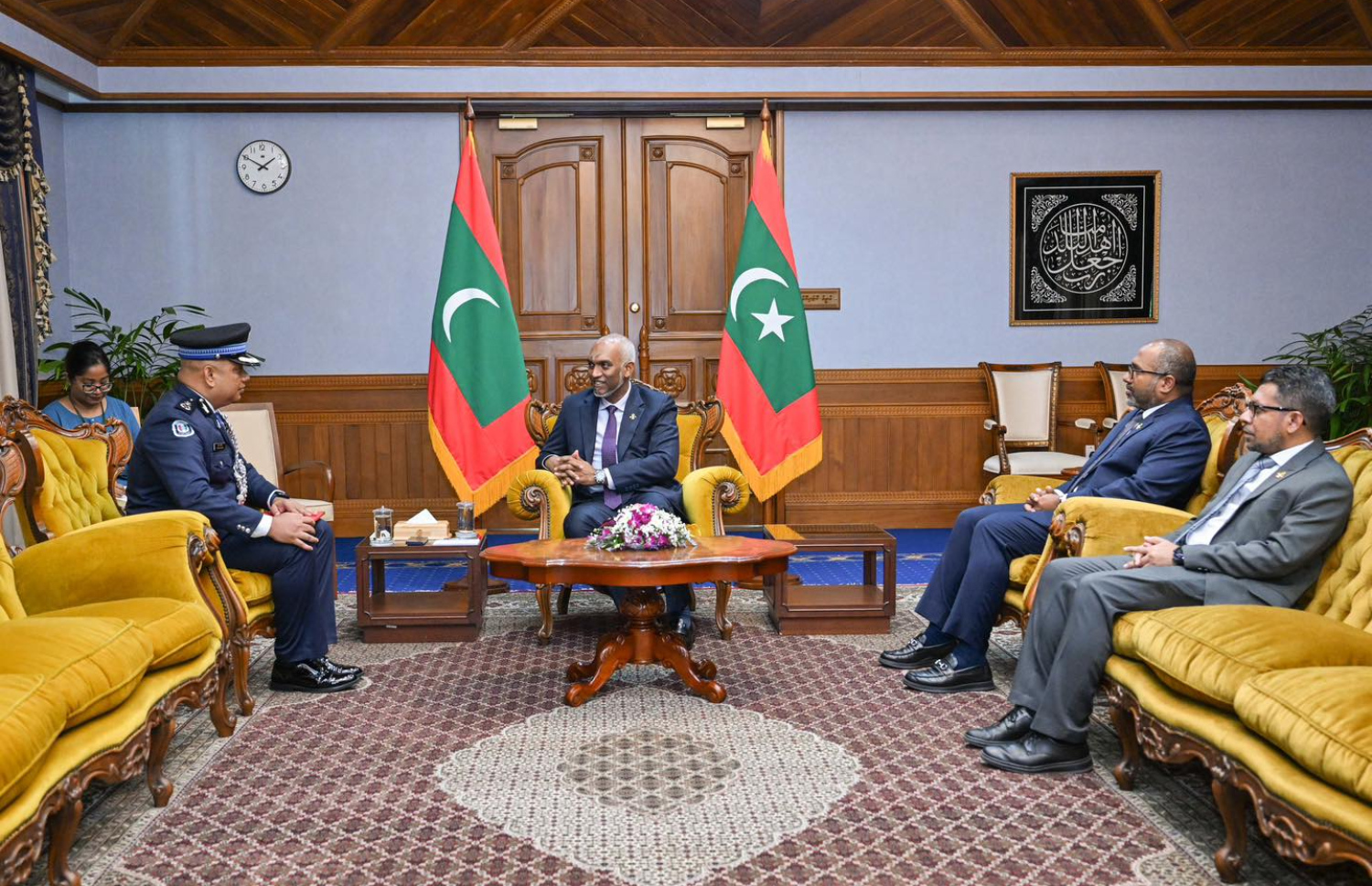 ޕޮލިސް ކޮމިޝަނަރަކަށް ނަވީން އައްޔަންކުރައްވައި، ރައީސް ޑރ. މުއިއްޒު އާއި ހޯމް މިނިސްޓަރު އިހުސާން އަދި ރައީސް އޮފީހުގެ ޗީފް އޮފް ސްޓާފް މިއަދު ބައްދަލުކުރައްވަނީ.-- ފޮޓޯ: ރައީސް އޮފީސް