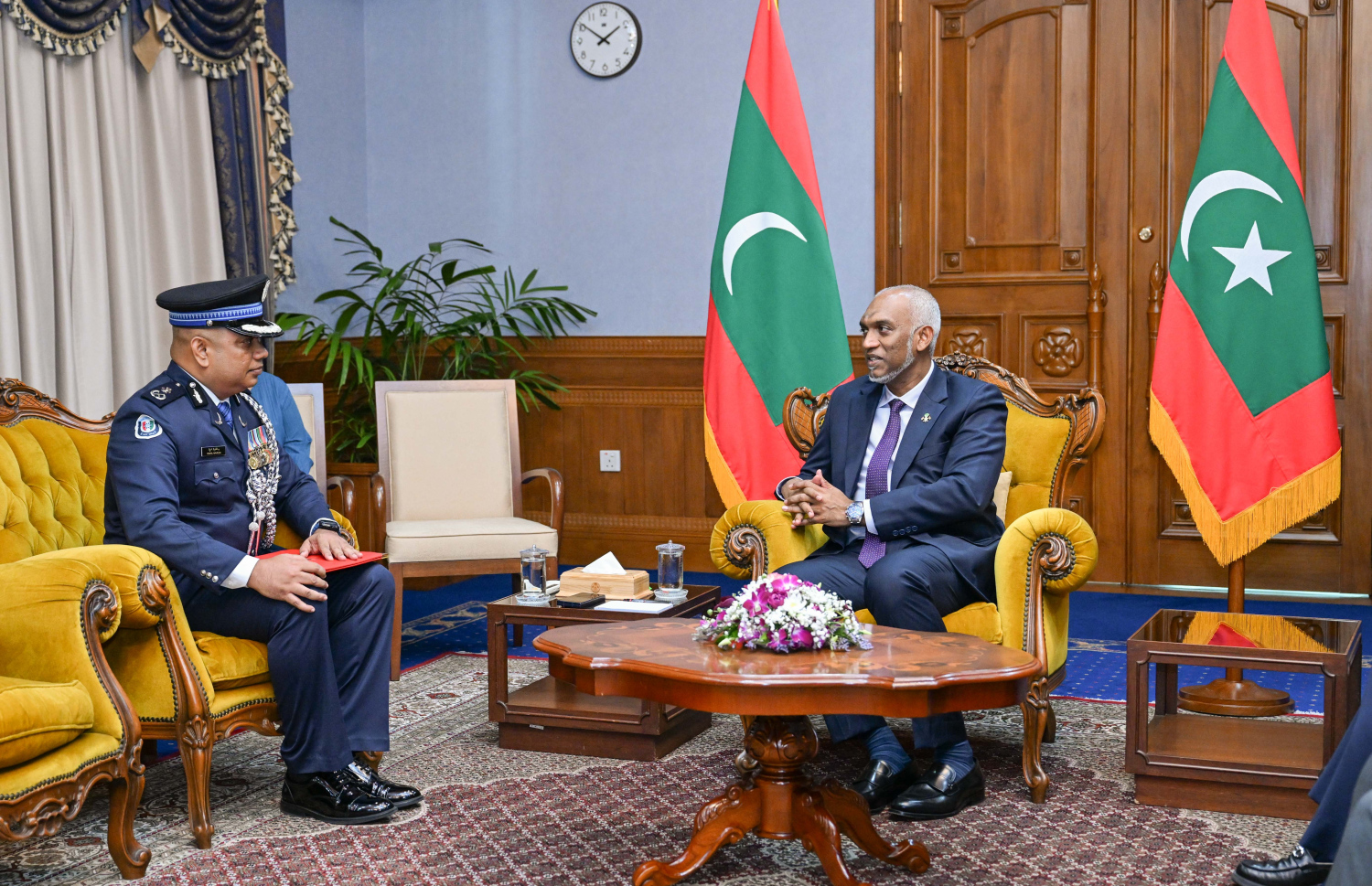 ޕޮލިސް ކޮމިޝަނަރުގެ މަގާމަށް ނަވީން މިއަދު އައްޔަން ކުރެއްވުމަށް ފަހު، އޭނާއާ ރައީސް މުއިއްޒު ބައްދަލުކުރައްވަނީ.---ފޮޓޯ: ރައީސް އޮފީސް