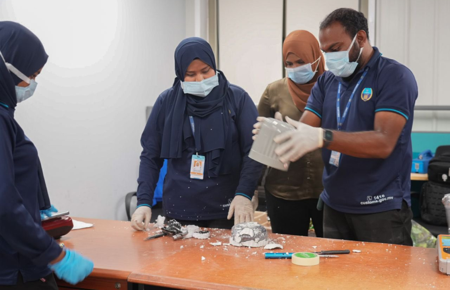 ކަސްޓަމްސް އިން މިރޭ މަސްތުވާތަކެތ އަތުލައިގަތް އޮޕަރޭޝަންގައި ބައެއް ތަކެތި ފާސްކުރަނީ. -- ފޮޓޯ: ކަސްޓަމްސް