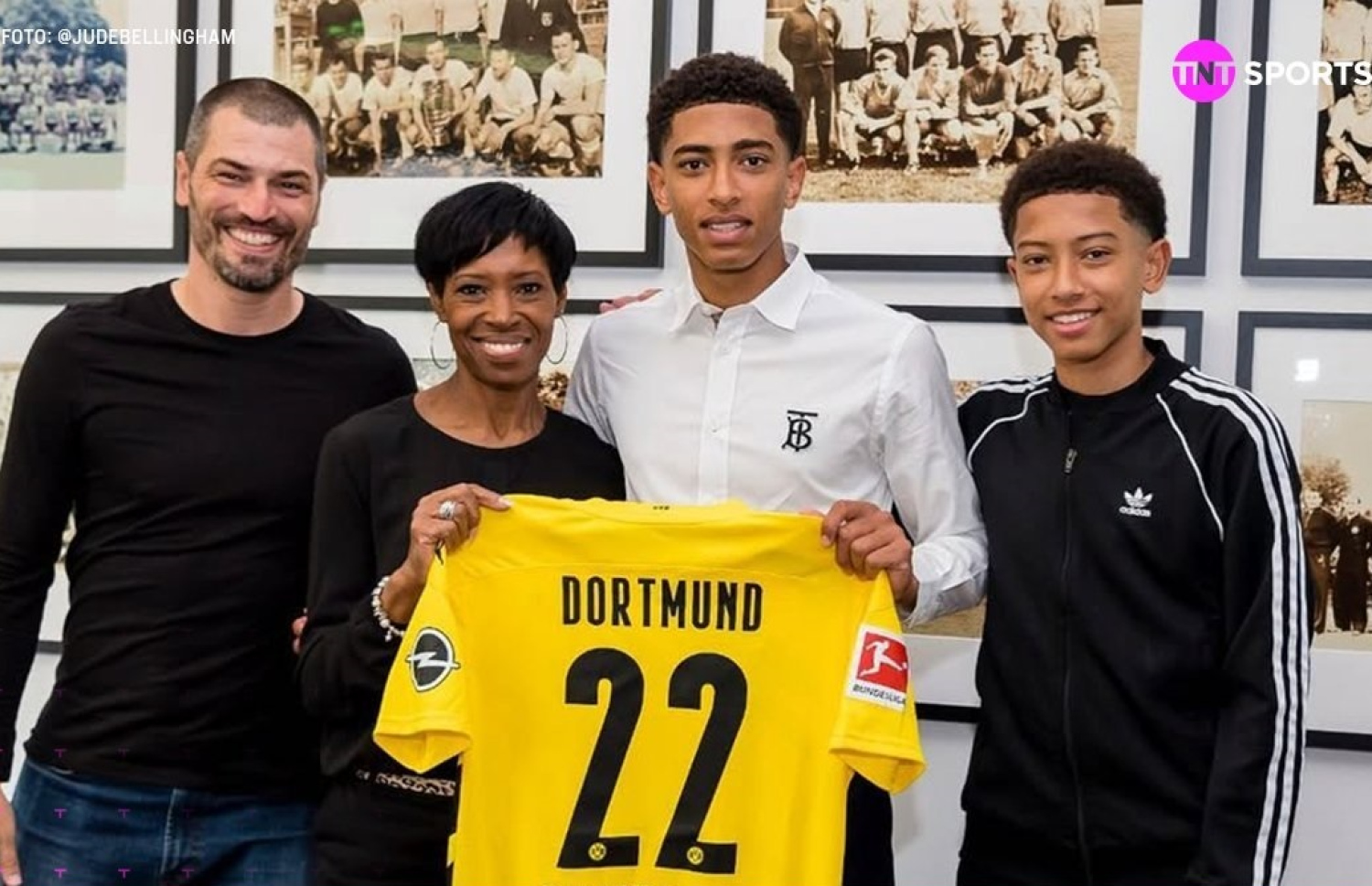 ޖޫޑެ ބެލިންހަމް (ކ-2) ޑޯޓްމަންޑަށް ސޮއި ކުރި އިރު އޭނާގެ ކޮއްކޮ ޖޯބެ ބެލިންހަމް (ކ) ކައިރީގައި.